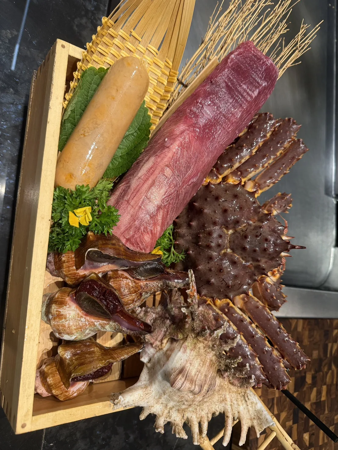 Lưỡi bò, cua hoàng đế và nguyên liệu hải sản tại quầy Teppanyaki