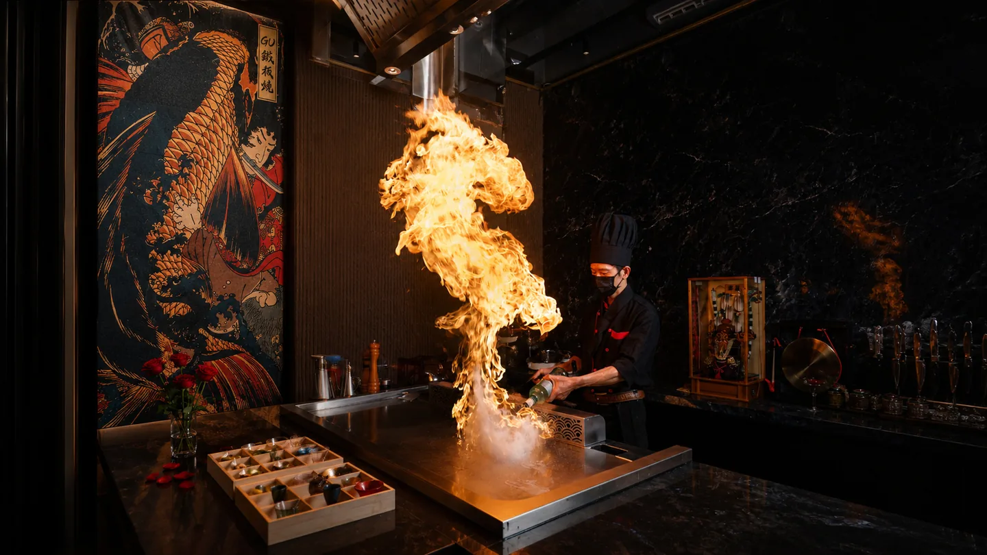 Đầu bếp THE GU chế biến Teppanyaki với lửa trên mặt thép trước thực khách