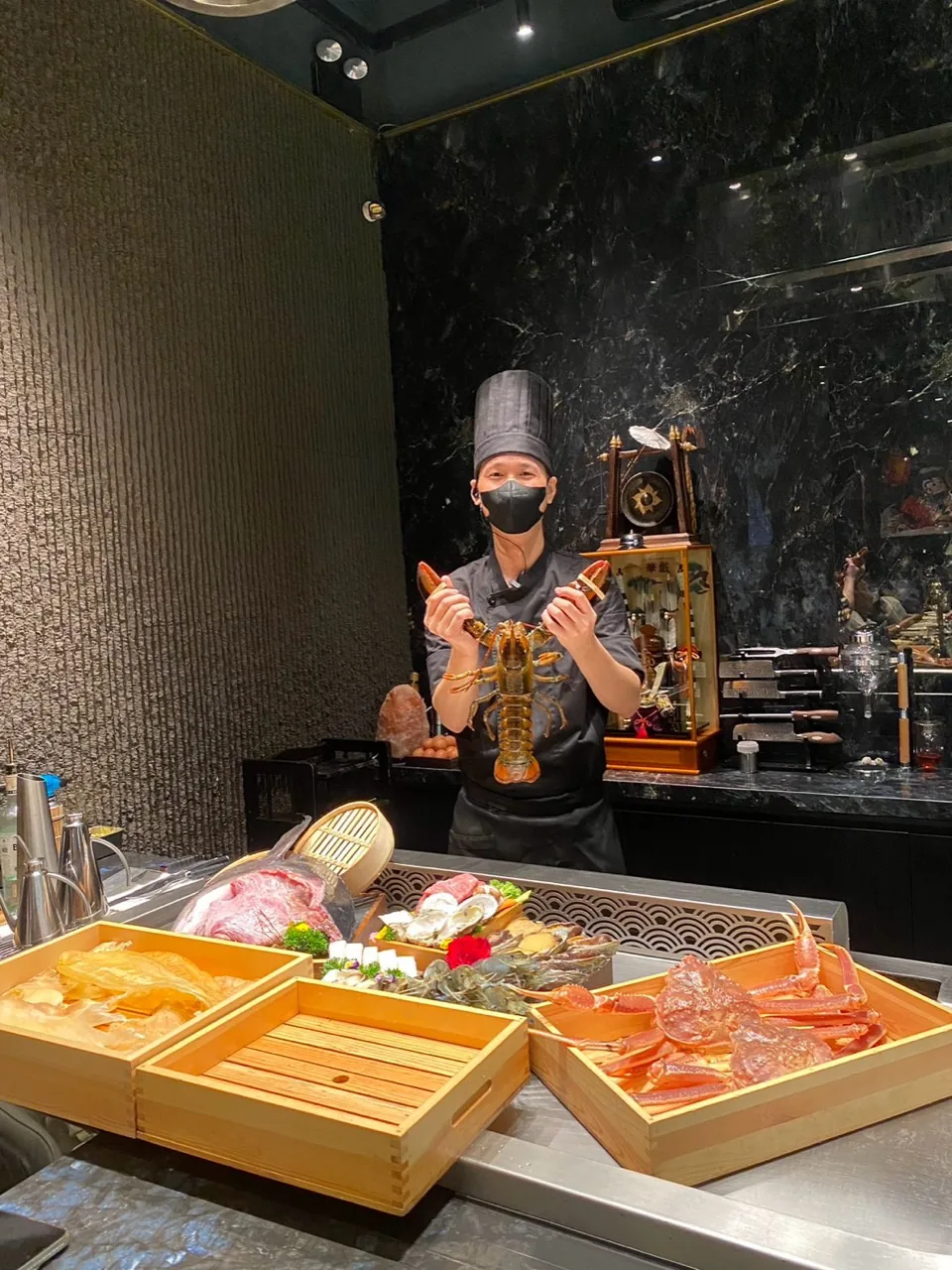 Đầu bếp THE GU giới thiệu tôm hùm sống