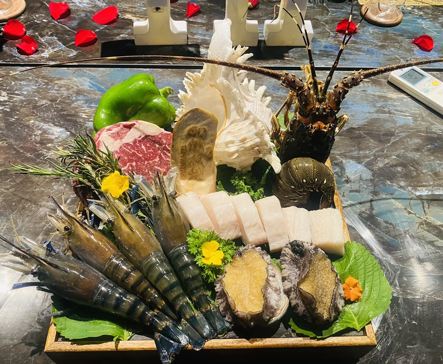 Thăn nội bò Wagyu A5 Kagoshima và hải sản tại THE GU