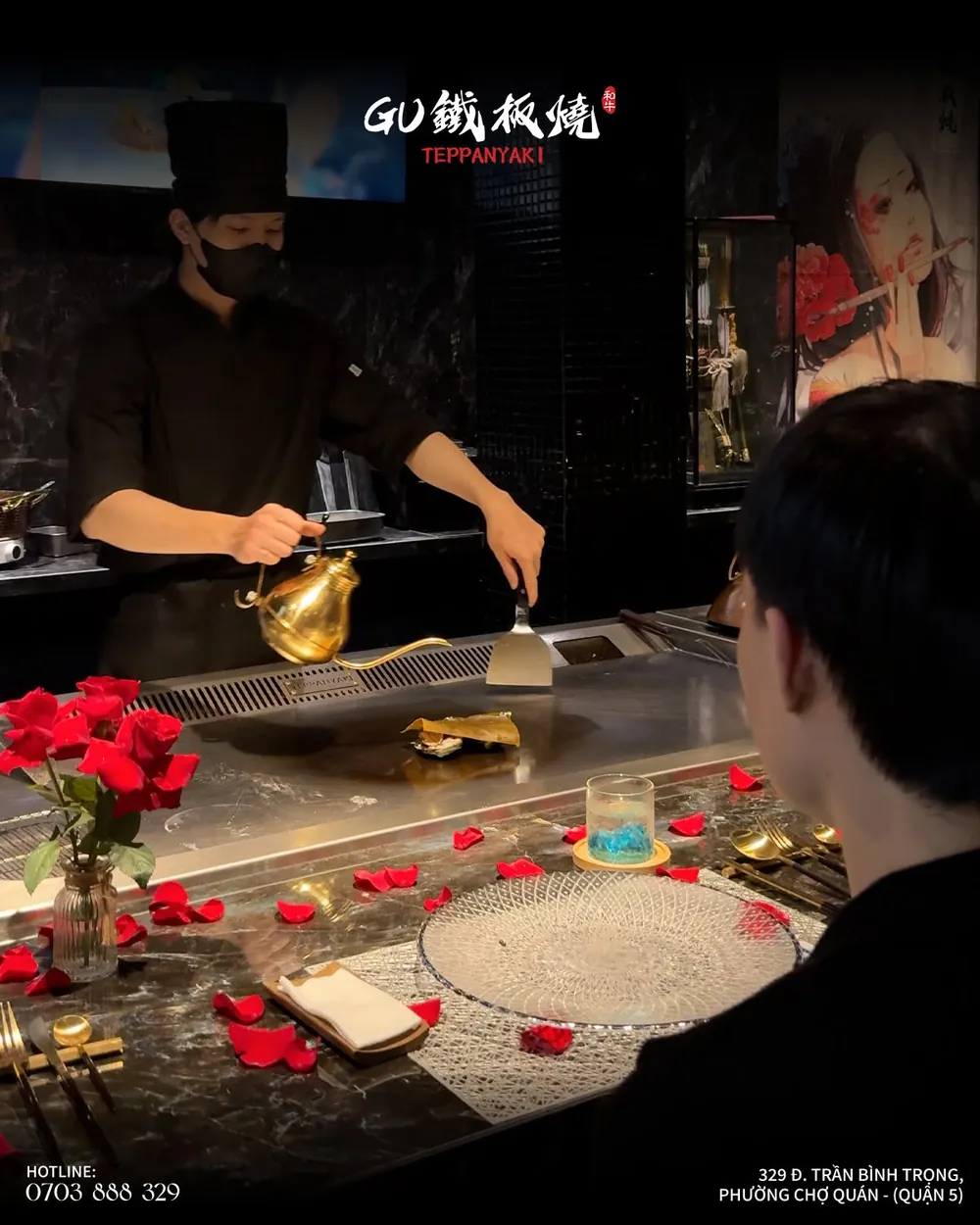 Đầu bếp Teppanyaki chế biến trực tiếp trước mặt khách tại The Gu